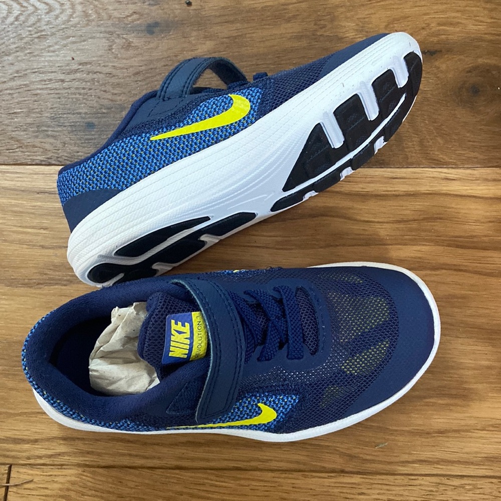 Nike revolutions toddler sneakers size 10c new never worn